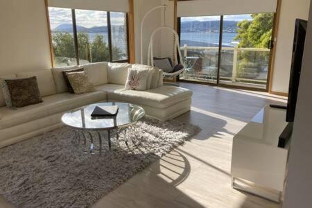 Spacious Modern Home Outstanding Views Sleeps 9 Hobart Luaran gambar