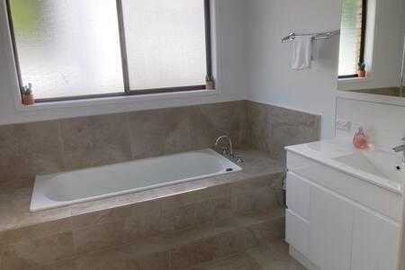 Spacious Modern Home Outstanding Views Sleeps 9 Hobart Luaran gambar